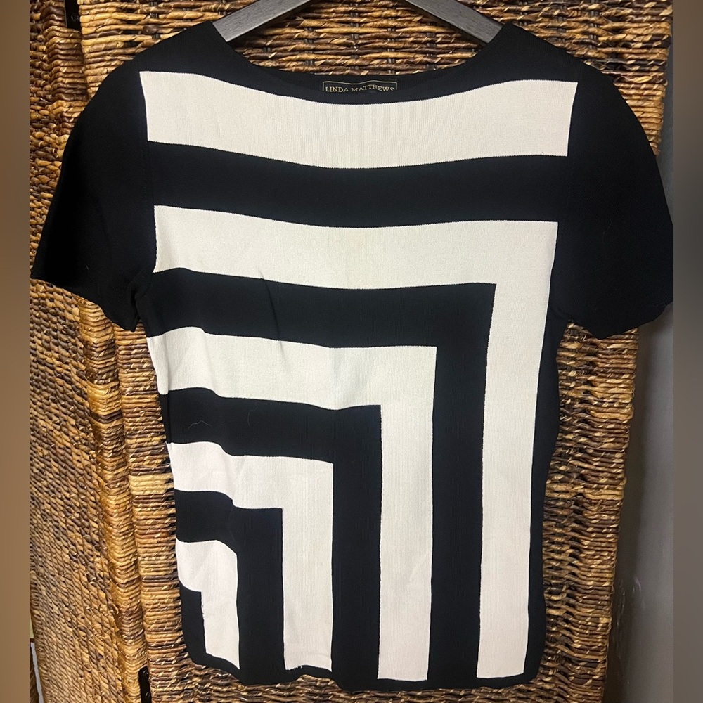 Linda‎ Matthews- Black/White Shirt- Size: Medium, Pre- Owned